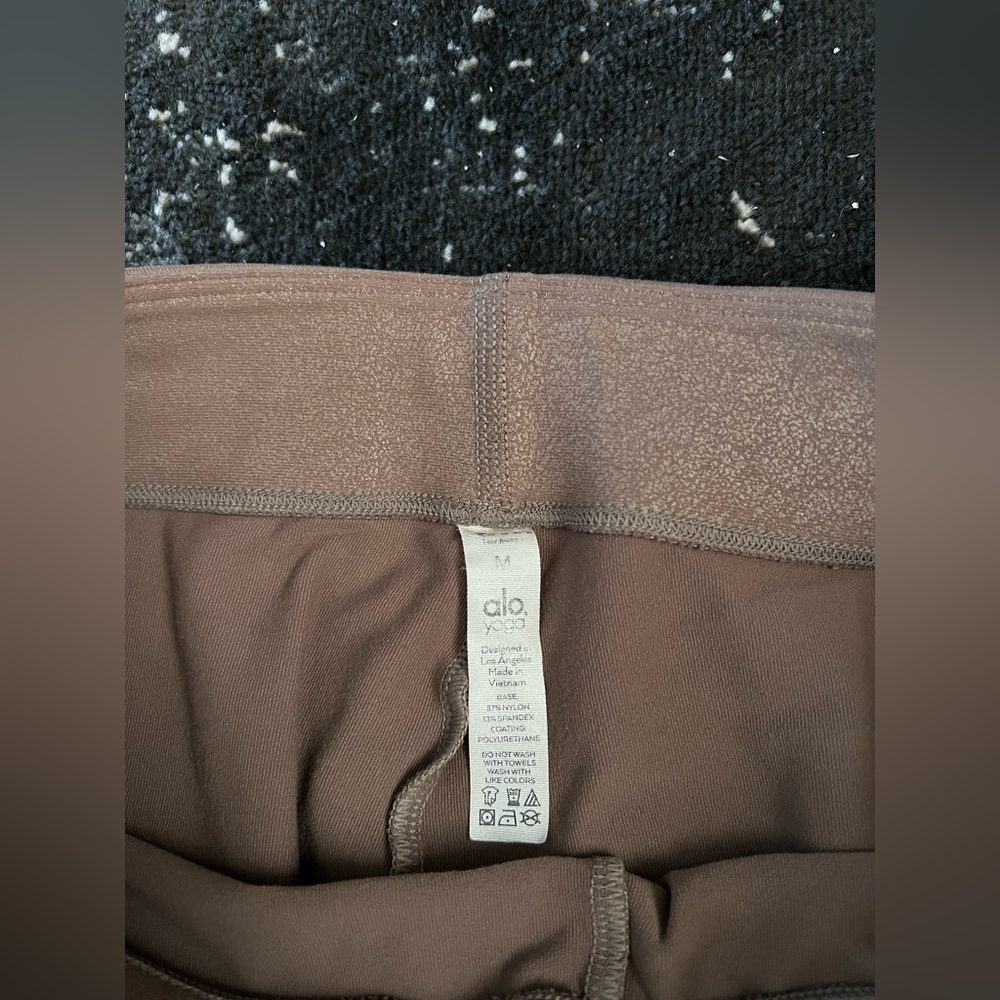 ALO Yoga Shimmering Tan Activewear Set - Picture 15 of 16